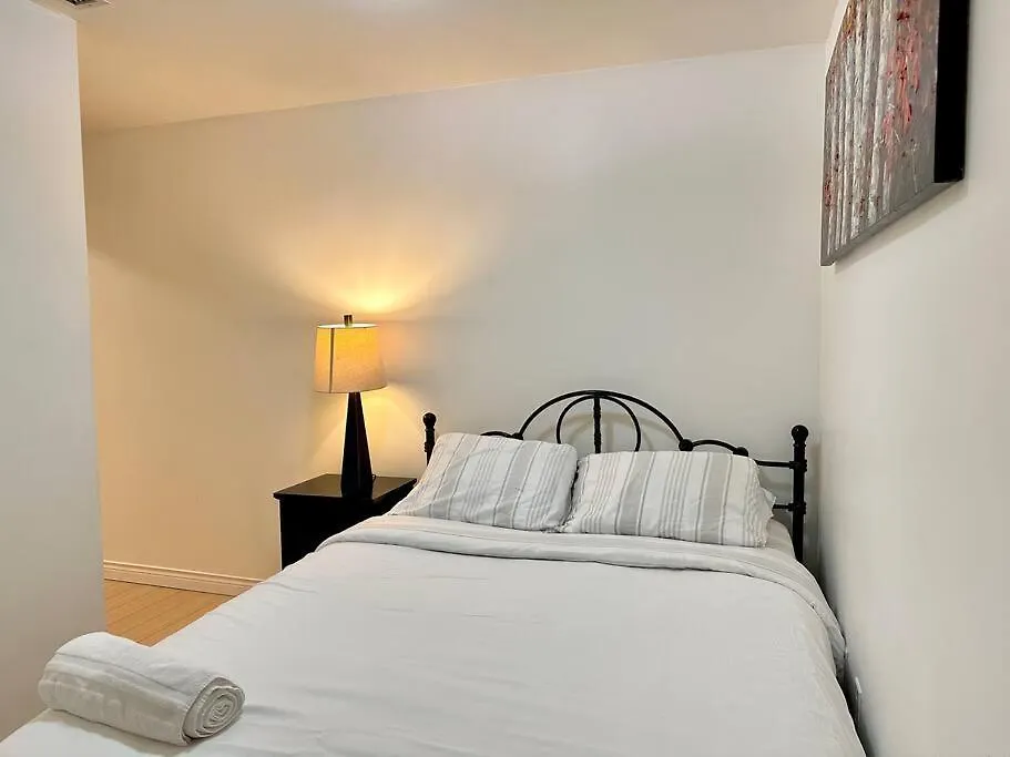 Corner Suite Courtyard View 4 Real Beds Toronto 0*,  Canada