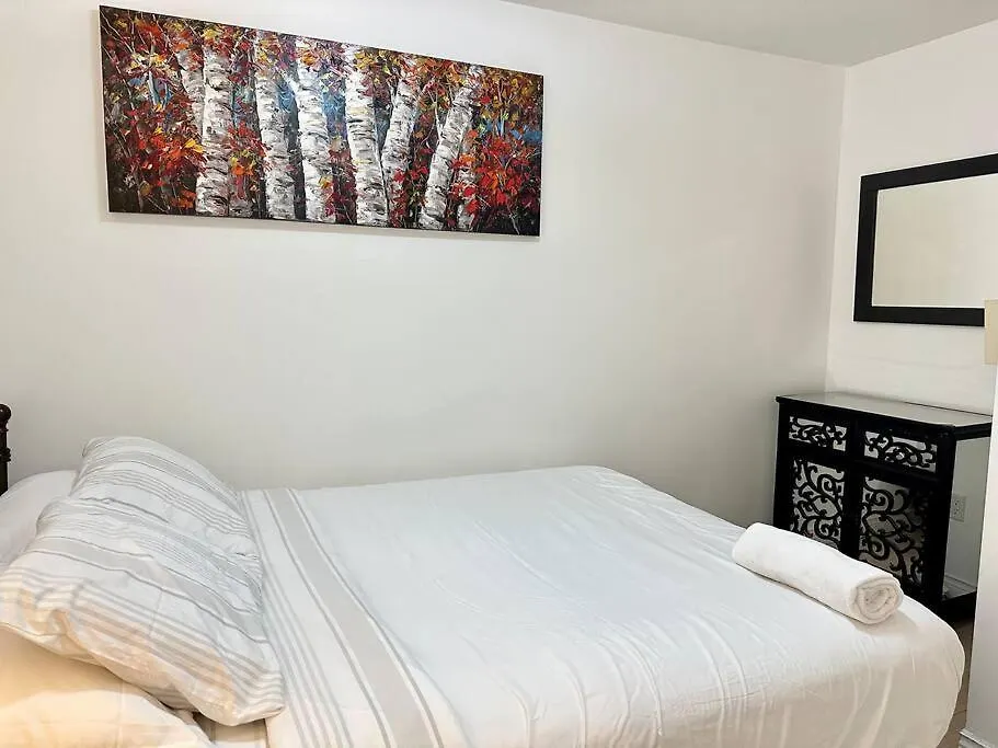 Apartment Corner Suite Courtyard View 4 Real Beds Toronto Canada