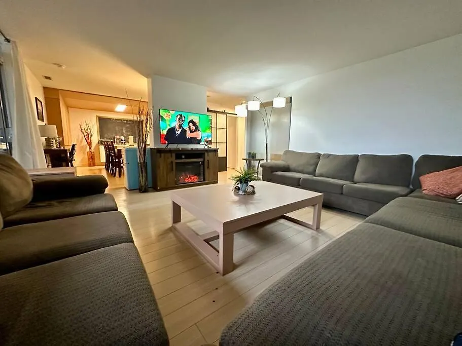 Apartment Corner Suite Courtyard View 4 Real Beds Toronto Canada