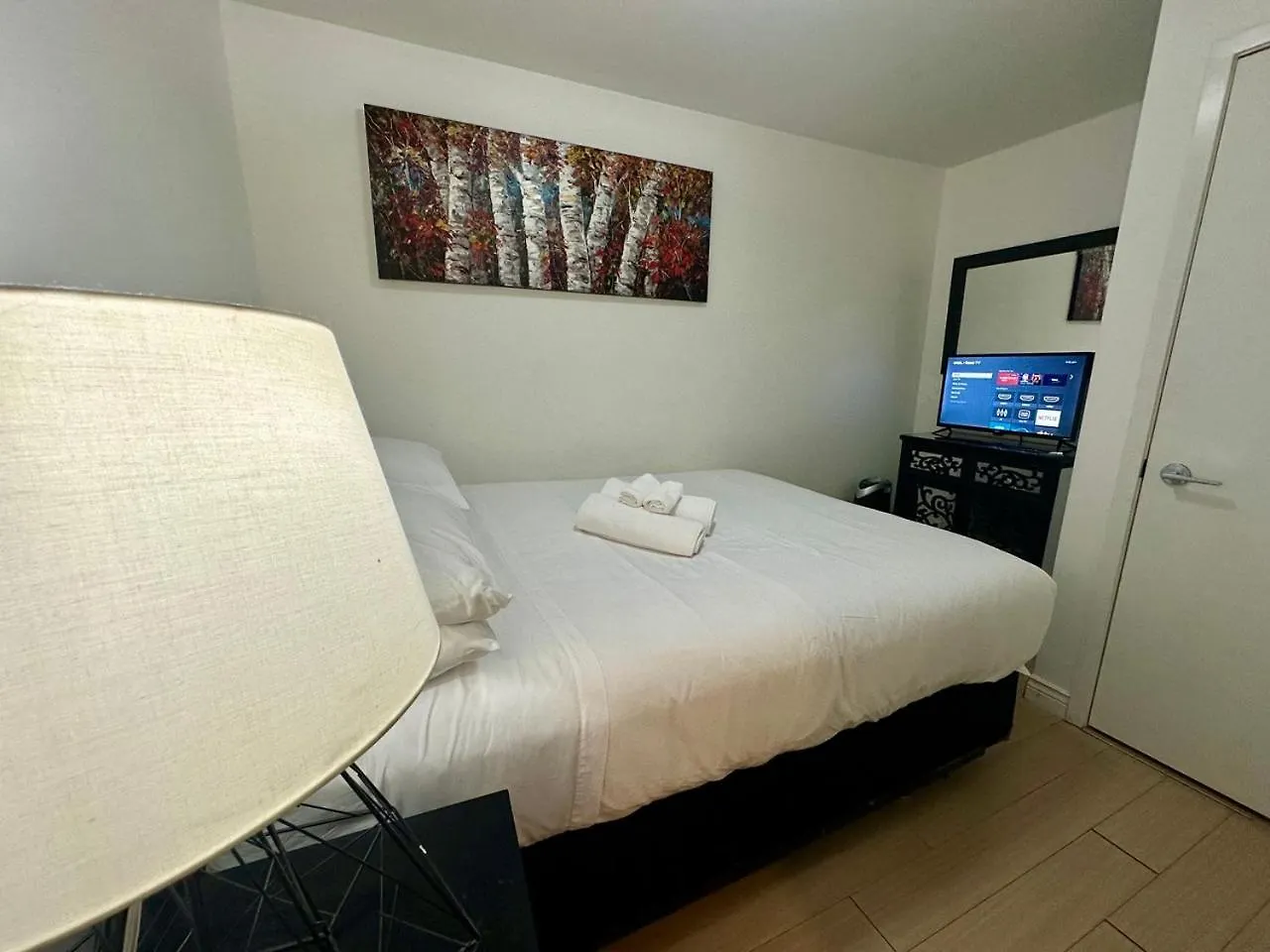 Apartment Corner Suite Courtyard View 4 Real Beds Toronto