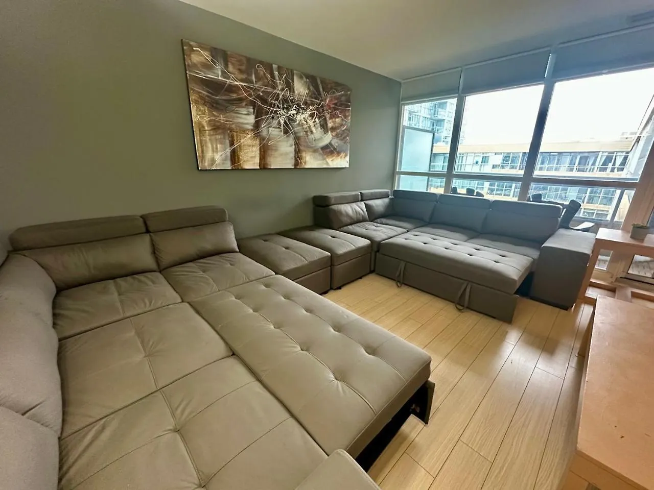 Apartment Corner Suite Courtyard View 4 Real Beds Toronto Canada
