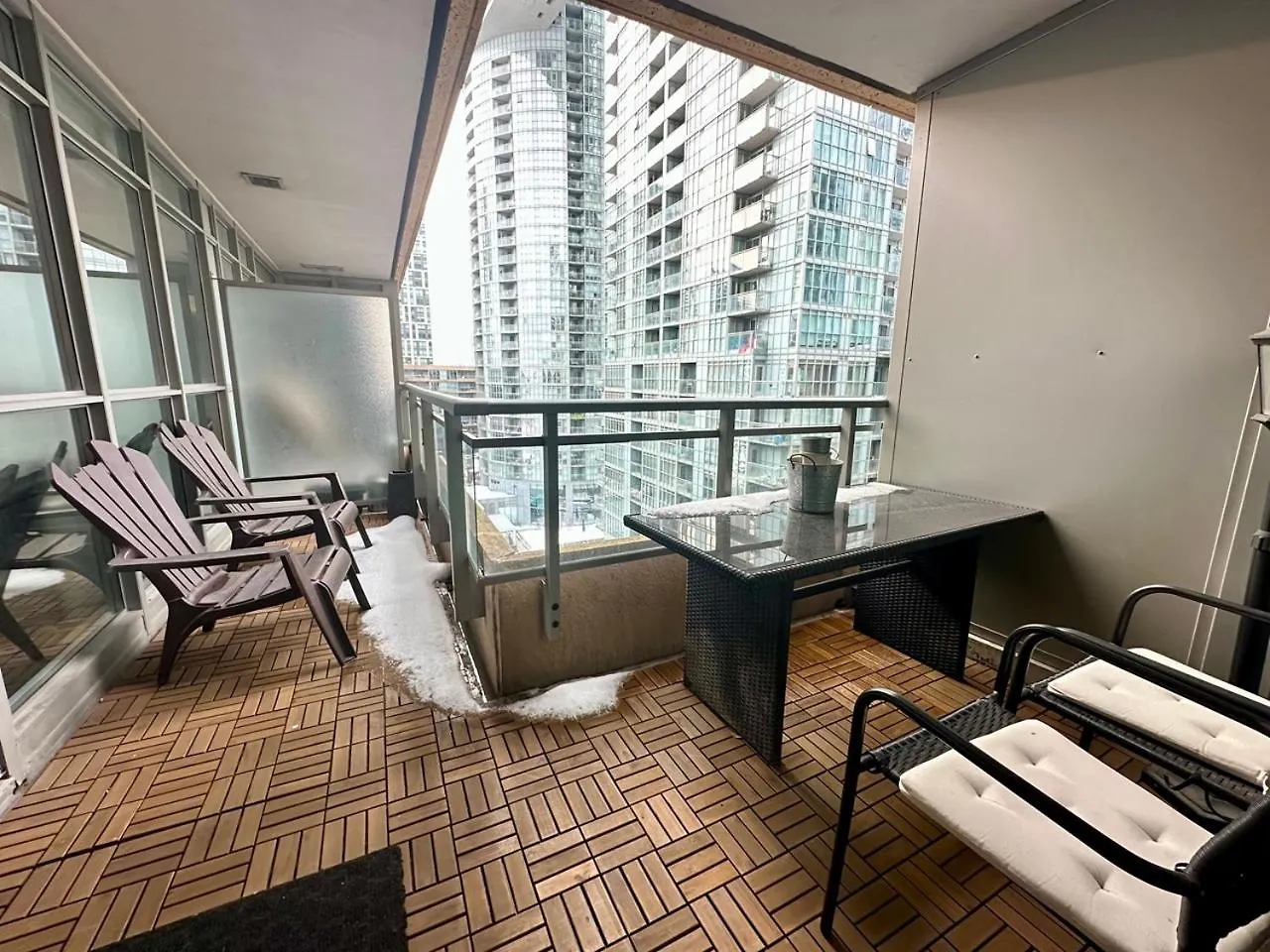 Corner Suite Courtyard View 4 Real Beds Toronto Apartment