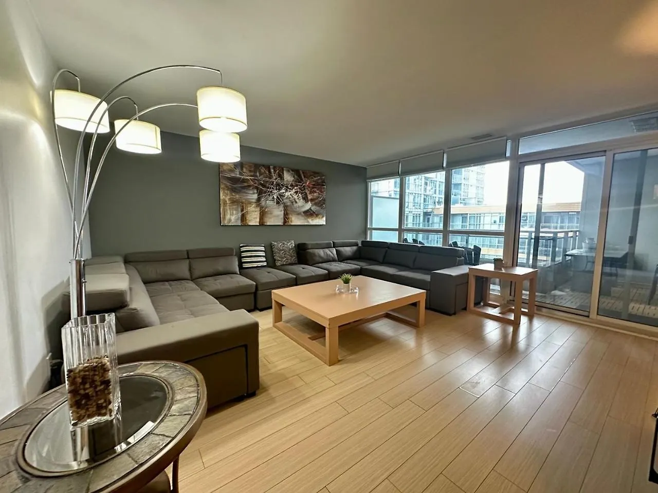 Corner Suite Courtyard View 4 Real Beds Toronto