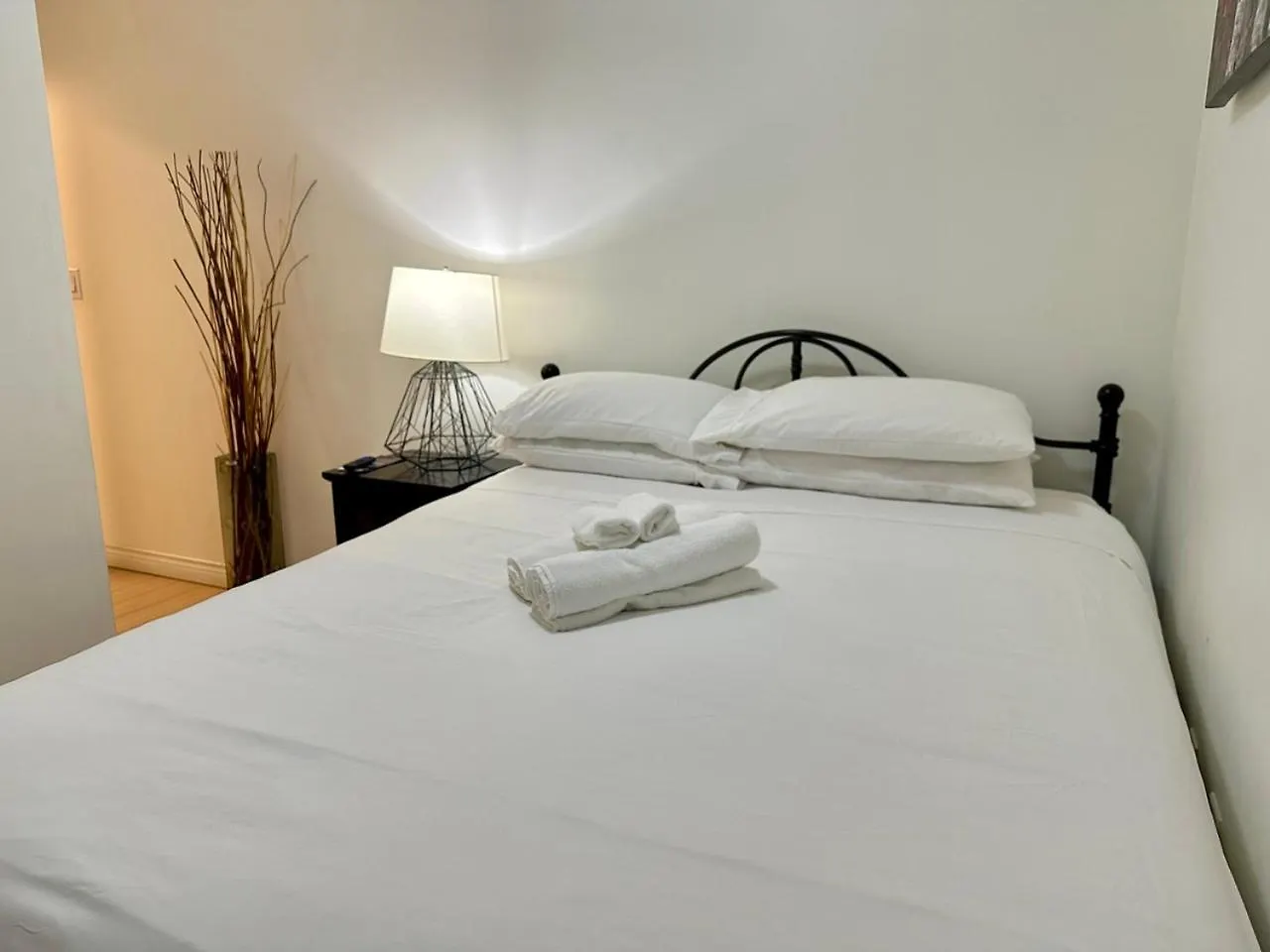 Corner Suite Courtyard View 4 Real Beds Toronto Canada